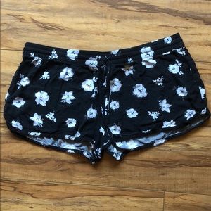 HURLEY black and white floral shorts !